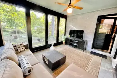 Image de 1950's 3br Downtown Cary Ranch! 10 Min Walk to Downtown Cary Park!