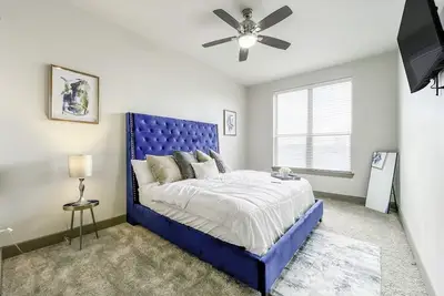 Image de \n\n1 to 3 miles away from Shell Energy stadium, Toyota Center, Discovery Green