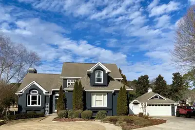 Image de A beautiful pool and garden oasis on the golf course and Ptc's golf cart paths.