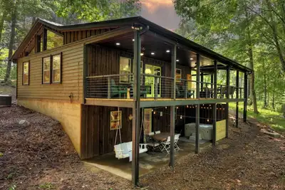 Image de Cabane, foyer extérieur, grande terrasse, jacuzzi, minutes de Blue Ridge