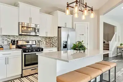 Image de Spacious, Modern Home Near Everything