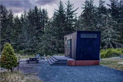 Image de Dune Cabin - The Dune Cabin is well-appointed and uniquely designed and comfortably sleeps 6 guests. Private bedroom with queen bed, open loft with twin beds, and dinette that converts to a full size bed