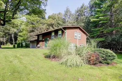 Image de Mid-Century Modern House Convenient to All that Woodstock has to Offer.