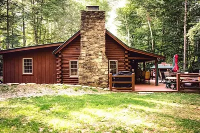 Image de Cozy cabin hideaway bordering mountain creek. \n