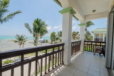 Image de Gorgeous Oceanfront Condo with Balcony and Pool, 5 Minute Walk From City Center