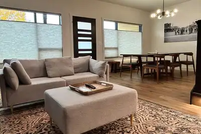Image de Markham 34 - Modern Comfort in the Heart of Cody - Sleeps 10