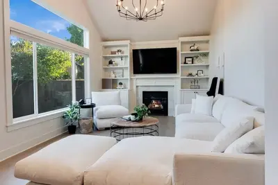 Image de Chic Alderwood Oasis w/Hot tub\n