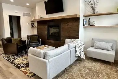 Image de Markham 28 - Modern Comfort in the Heart of Cody - Sleeps 10