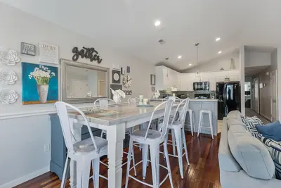 Image de Three short blocks from the beach. 3 bed, 2 bath condo. 2 car parking!