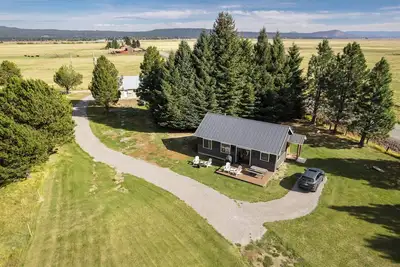 Image de Crater Lake Cattle Co. Ranch Cabin \nShort drive to Crater Lake \nBuilt in 2023\n