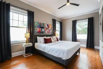 Image de The Montrose Standard! Luxury Home, Near All 3br+1