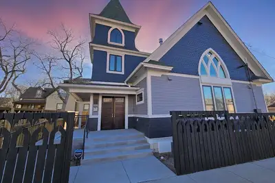 Image de Converted Historical Church: Luxe, 4 King Bed, Accessible, Downtown, Chef Kitchn