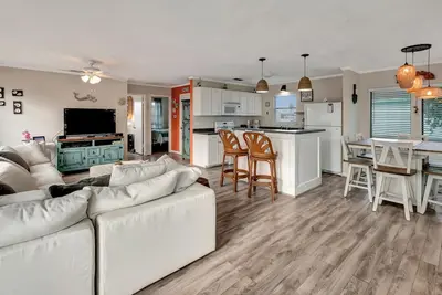 Image de The Live Oak House is family friendly in a quiet area 2 blocks from the beach