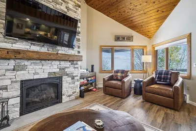 Image de Renovated 4 bedroom w/sauna, jacuzzi tub, sports center B7