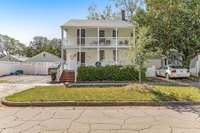 Image de Downtown home 1 block from waterfront with patio, front porches, streaming