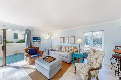 Image de Wonderful sun-filled retreat w/ generous patio, pool, & tennis - near beaches