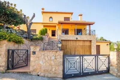 Image de Villa Mounia avec piscine et grand espace extérieur