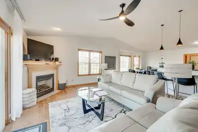 Image de Luxury 'Prairie Retreat': 5 Min from Madison!
