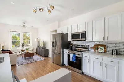Image de Modern, Convenient, 2br, Ba, w/ Balcony