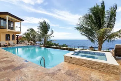 Breathtaking Oceanfront Luxe Villa in Tower Isle, Jacuzzi, Pool, Fully Staffed