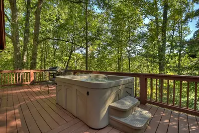 Image de Relax at Moon Pond, this Pet-friendly oasis boasts a hot tub, firepit, dockside fishing, scenic hikes, and seamless WiFi for unforgettable retreats
