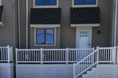 Image de Updated bay front townhome sleeps 8. Beautiful sunset views overlooking the bay from the 2 private docks