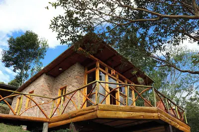 Image de Baumhaus Vista / Cabaña rústica con jacuzzi privado