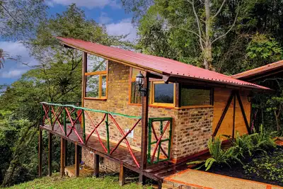 Image de Baumhaus Bamboo / Cabaña rústica con jacuzzi privado