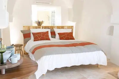 Image de chambre d'hôtes atypique au coeur de la Provence: \"Le secret des pierres\"