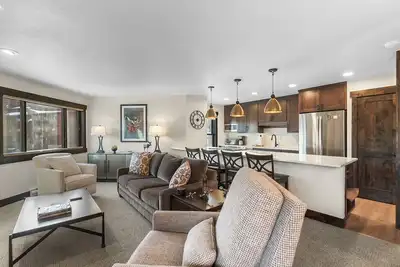 Image de Fully remodeled--Prime Location! ! !