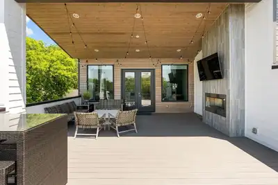Image de Guest Favorite! Luxury 3 Level Home+ Huge Rooftop Deck w/Tv, fireplace!