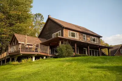 Image de Private hilltop home close to skiing. Enjoy views, hot tub & fire pit!