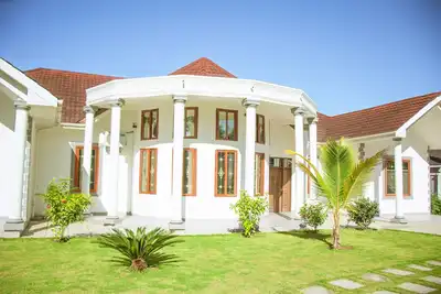 Lika Zifa Luxurious and Spaciuos Holiday Villa close to Beach and Amenities