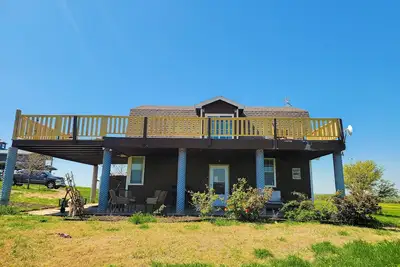 Image de Farmhouse-style home with a balcony, gas grill, separate loft, W\/D, and Ac