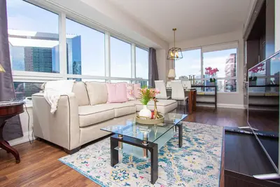 Image de Luxury 2 Bdr condo/ Amazing view parking/ subway/ North York