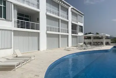 Image de Quiet Beach Front Condo with patio overlooking Infinity Pool & Ocean