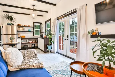 Image de Reconnect in the Heart of Downtown at The Golden Egg Cottage. Str-1046