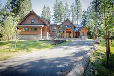 Image de 5-bedroom golf-course retreat with theater, outdoor living, hot tub, and more!