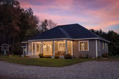 Image de Mountain home with theater space, game room & gym