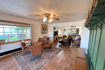 Image de Fully Renovated Historic Home - One mile to the Bighorn River Fort Smith, Mt