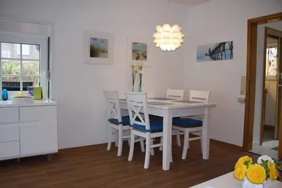 Image de Wohnzimmer, 2 Schlafzimmer, Küche, Bad, Terrasse, Garten, Parkplatz, Nichtraucher- Haus