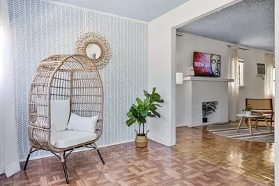 Image de Cozy Modern Home Min to the Beach