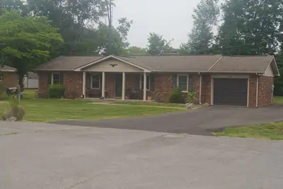 Image de House on a quiet court, close to hospitals, restaurants and retail.