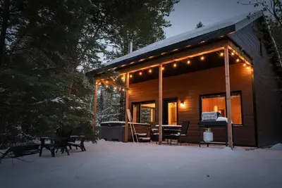 Image de Chalet au Bord de l'Eau avec Spa | Le Geai Bleu