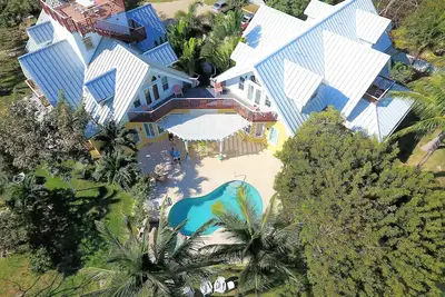 Image de Grand Cayman's Award-Winning Shangri-La Bed & Breakfast-Quiet Bougainvillea Room