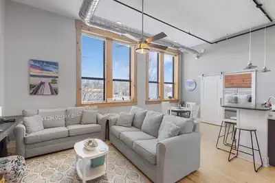 Image de Chic Downtown Loft with pool, hot tub, gym, theatre, king bed, walk to town