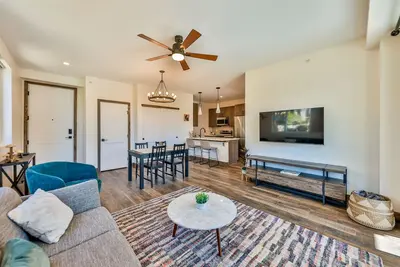 Image de Cozy New Condo w/ mt. views, close to Lift bus & heated garage