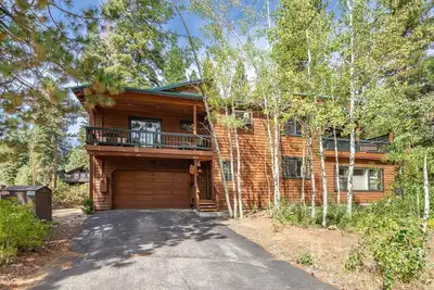 Image de Perfect location, large, stunning home with hot tub