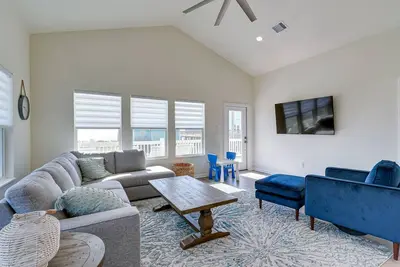 Image de Steps to Ocean: Home w/ Deck in Crystal Beach!