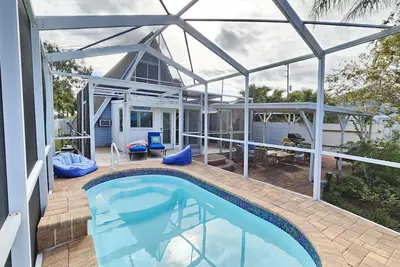 Image de New - Waterfront A Frame - Screened In Pool - Pet Friendly - Private Dock